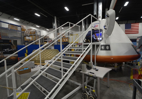 Boeing продемонстрировала высокоточный макет пилотируемого космического корабля CST-100