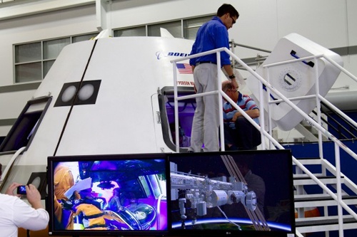 Boeing продемонстрировала высокоточный макет пилотируемого космического корабля CST-100